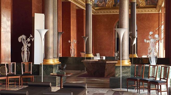 컬렉션 쇼가 열린 루브르 박물관. 17세기 프랑스 왕비가 여름을 보내던 장소다. 사진 루이 비통 홈페이지