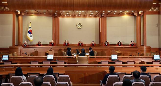 김상환 헌법재판소장을 비롯한 헌법재판관들이 지난 26일 서울 종로구 헌법재판소 대심판정에서 열린 3월 심판사건 선고를 위해 착석해 있다. 연합뉴스