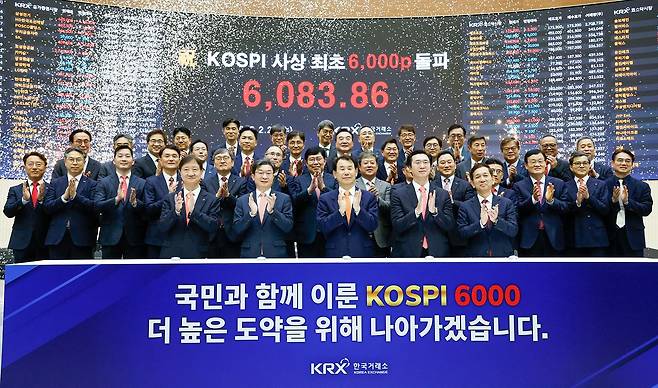 코스피가 종가 기준 6000포인트를 넘긴 지난달 25일 서울 여의도 한국거래소에서 이억원 금융위원장, 정은보 한국거래소 이사장 등 증권업계 기관장과 관계자들이 축하 세리머니를 하고 있다. 이달 들어 중동전쟁 여파로 코스피의 변동성이 커진 가운데, 외부 변수 여파가 잦아들면 코스피가 다시 반등할 거란 기대감도 커지고 있다. 사진=공동취재단