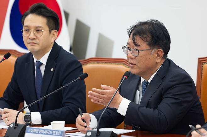 이화영 전 경기도 평화부지사의 변호인이었던 서민석 변호사가 29일 대북송금 사건 긴급 기자간담회에 참석했다. 서 변호사는 박상용 검사가 자신에게 이 전 부지사의 진술 회유를 시도했다고 주장한다. 뉴스1