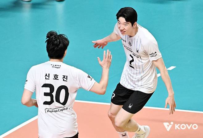 현대캐피탈 허수봉(오른쪽)이 29일 서울 장충체육관에서 열린 남자부 PO 2차전에서 공격 성공 후 함께 동료와 기뻐하고 있다. 사진 KOVO
