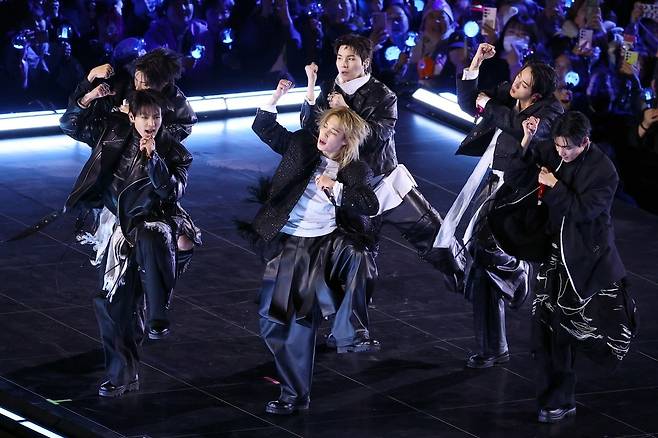 BTS가 3월 21일 서울 광화문 광장에서 ‘BTS 컴백 라이브: 아리랑’ 무대에 올라 공연을 펼치고 있다. 사진=변성현 한경닷컴 기자