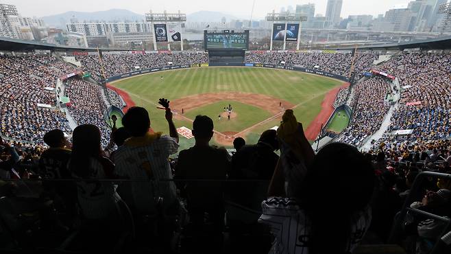 “야구가 돌아왔다” 2026 프로야구 KBO리그가 28일 개막, 역대 2번째로 개막 2연전 전 경기 매진 기록을 세웠다. 29일 잠실구장에서 열린 LG-KT전 역시 관중이 가득 찬 채 진행되고 있다. 연합뉴스