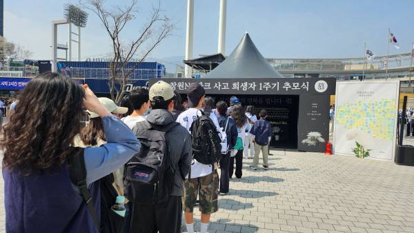 29일 창원시 마산회원구 양덕동 ‘창원NC파크’에 1년 전 구조물 추락 사망 사고의 피해자를 기리는 추모 공간이 마련됐다. 김용구 기자