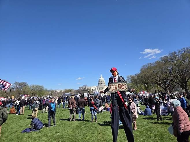 미국 워싱턴 DC 연방의회 의사당 앞에서 28일(현지시간) 도널드 트럼프 대통령의 국정 수행을 비판하는 '노 킹스' 시위가 열리고 있다. 워싱턴=임성수 특파원