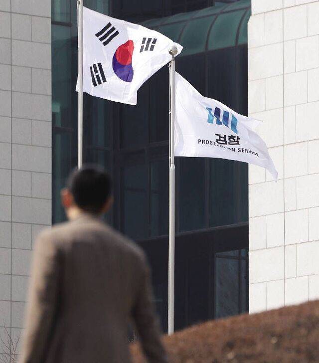 법무부가 최근 미제 사건 해결을 위해 저연차 평검사를 각 검찰청에 파견하고 있는 것으로 파악됐다. 사진은 지난 17일 서울 서초구 대검찰청에 게양된 태극기와 검찰기 모습. 연합뉴스