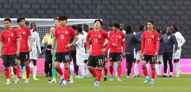 이강인(가운데)을 비롯한 한국 축구대표팀 선수들이 29일(한국시간) 코트디부아르와의 평가전에서 0대4로 완패한 뒤 아쉬워하고 있다. 연합뉴스