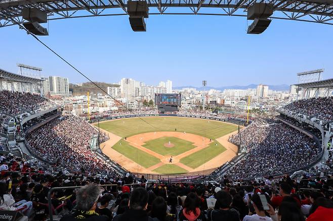 지난해 3월 KIA타이거즈와 NC다이노스 개막전이 열린 광주 기아챔피언스필드 전경. (KIA타이거즈 제공)