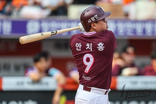 28일 한화전에 임하고 있는 안치홍. 사진=키움 제공