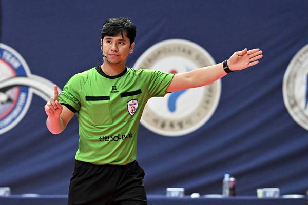 사진 우즈베키스탄 쌍둥이 심판 후산 이스모일로프