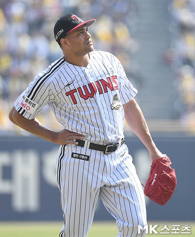 28일 서울 잠실야구장에서 ‘2026 프로야구’ KT 위즈와 LG 트윈스의 경기가 열렸다. KT는 사우어, LG는 치리노스가 선발로 나섰다. LG 선발 치리노스가 1회 6실점 후 아쉬워하고 있다. 사진(잠실 서울)=천정환 기자