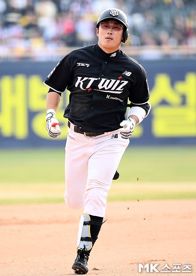 29일 서울 잠실야구장에서 ‘2026 프로야구’ KT 위즈와 LG 트윈스의 경기가 열렸다. 6회초 2사 1루에서 KT 허경민이 투런포 후 기뻐하고 있다. 사진(잠실 서울)=천정환 기자