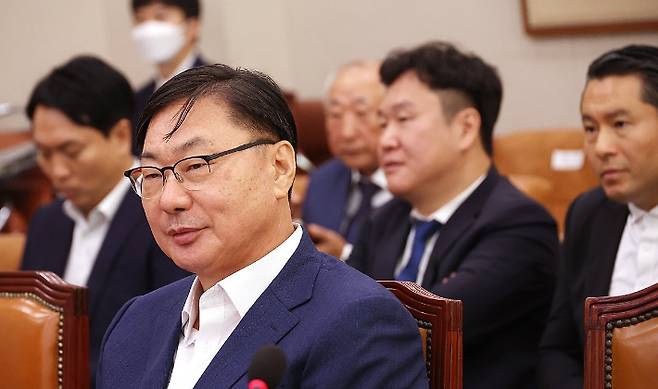이화영 전 경기도 평화부지사가 2024년 10월 2일 국회 법제사법위원회에서 열린 박상용 수원지검 부부장검사에 대한 '탄핵소추 사건 조사' 관련 청문회에 출석, 의원 질의를 듣고 있다. 연합뉴스