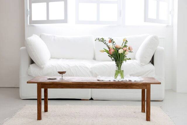 유리병을 준비한 뒤 유칼립투스를 꽂아 잎이 휘는 방향에 맞춰 전체 모양을 부채꼴로 잡아 초록 잎 사이사이에 라넌큘러스와 튤립을 꽂아 준다. 널찍한 거실을 화려하게 꾸밀 수 있다. 김원철 프리랜서 기자