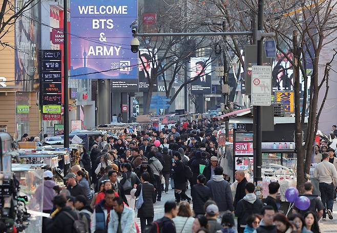 'BTS 컴백 라이브: 아리랑' 공연이 열린 3월21일 서울 중구 명동거리의 미디어폴에 BTS와 팬덤 아미를 환영하는 메시지가 송출되고 있다. ⓒ연합뉴스