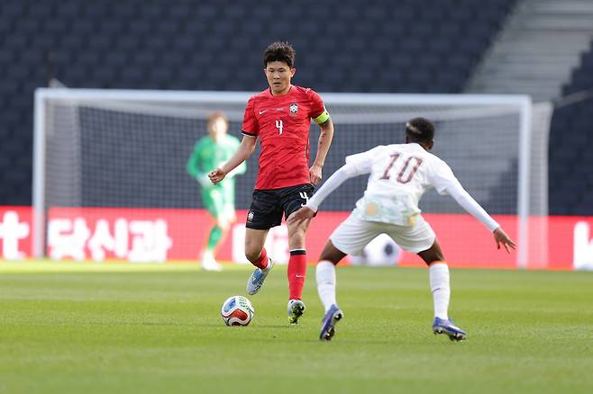 축구국가대표팀 수비수 김민재(왼쪽)가 29일(한국시간) 영국 밀턴킨스 스타디움 MK에서 끝난 코트디부아르와 친선전 도중 드리블을 하고 있다. 사진제공|대한축구협회