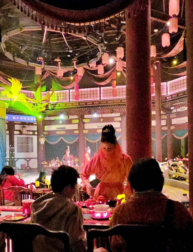 구이산 지음전 공연은 식사를 하면서 즐길 수 있다. 사진|강석봉 기자