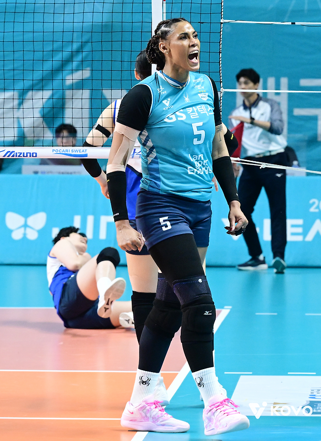 여자 배구 GS칼텍스 지젤 실바가 28일 장충체육관에서 열린 플레이오프 2차전 현대건설전에서 득점 후 포효하고 있다. KOVO 제공