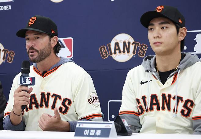 ▲ 이정후와 토니 바이텔로 감독 ⓒ연합뉴스