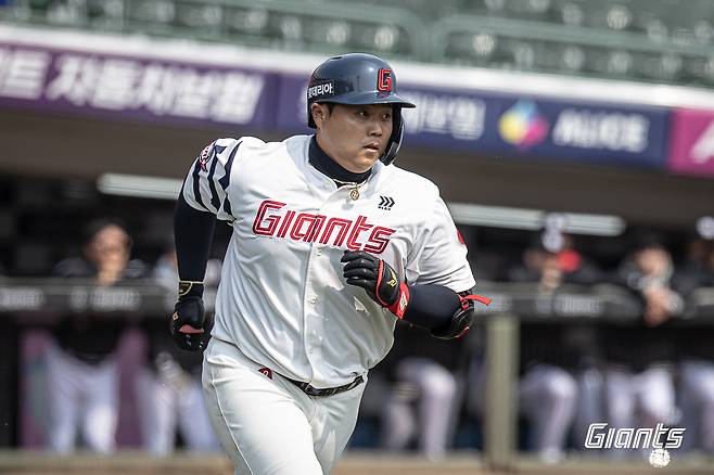 타격하는 한동희. /사진=롯데 자이언츠