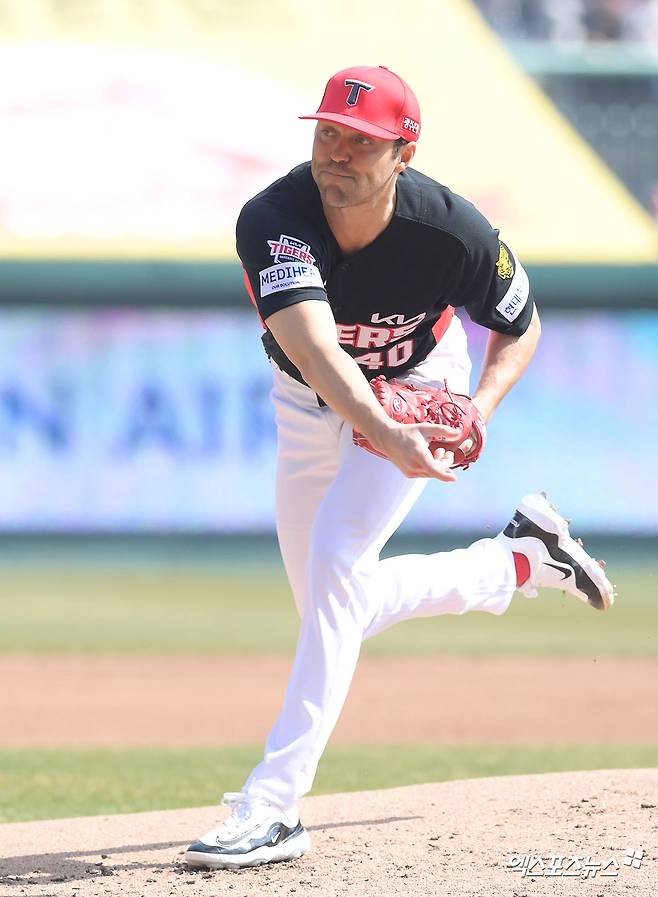 28일 오후 인천SSG랜더스필드에서 열린 '2026 신한 SOL Bank KBO리그' KIA 타이거즈와 SSG 랜더스의 경기, 1회말 KIA 선발투수 네일이 공을 힘차게 던지고 있다. 인천, 고아라 기자