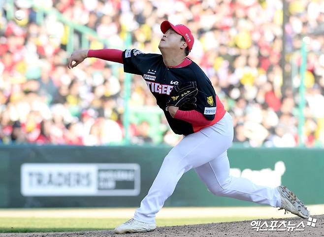 28일 오후 인천SSG랜더스필드에서 열린 '2026 신한 SOL Bank KBO리그' KIA 타이거즈와 SSG 랜더스의 경기, SSG가 홈개막전 7:6 역전 승리를 거뒀다. 9회말 KIA 조상우가 공을 힘차게 던지고 있다. 인천, 고아라 기자