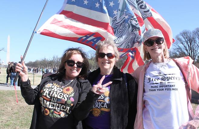 시위에 참가한 리사(맨 왼쪽)와 친구들 (워싱턴=연합뉴스) 백나리 특파원 = 60대 미국인 여성 리사 니콜커닝햄(맨 왼쪽)이 28일(현지시간) 미 워싱턴DC 내셔널몰에서 열린 반트럼프 시위에 참가해 친구들과 함께 인터뷰하고 있다. 2026.3.28.