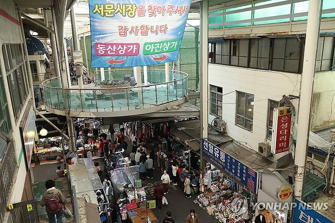 '이번 대구시장 선거 민심은' (대구=연합뉴스) 박세진 기자 = 6ㆍ3 지방선거를 68일 앞둔 27일 대구 민심의 바로미터로 불리는 중구 서문시장이 상인들과 시민들로 북적이고 있다. 2026.3.27 psjpsj@yna.co.kr