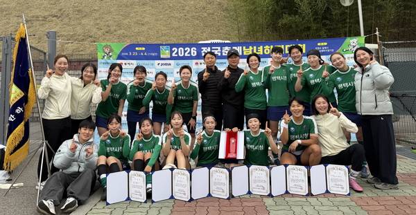 2026 전국춘계남녀하키대회 여일반부에서 2년 연속 정상에 오른 평택시청 한진수 감독과 선수들이 우승 후 기념촬영을 하고 있다. /평택시청 하키팀 제공