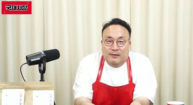 ▲ 방송인 이혁재씨가 자신이 운영하는 유튜브 채널에서 100만 구독자 달성과 윤어게인 활동을 계속할 뜻을 나타냈다. /유튜브 국재시장 갈무리