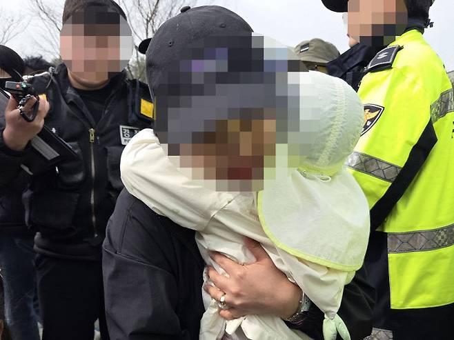 논산딸기축제장에서 길잏은 미아가 시민경찰연합대 번개순찰대 도움으로 가족을 만나고 있다.(사진=장병일 기자)