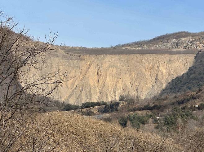 단양군 매포읍 골프장에서 올려다 본 가동을 멈춘 A시멘트사의 광산. (사진=전종희 기자)