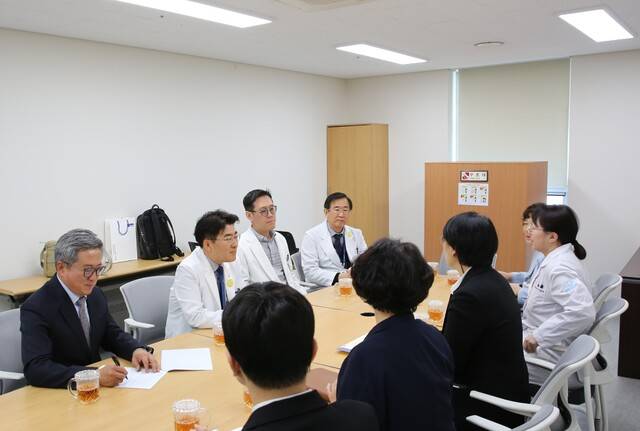 ▲ 천안의료원이 개원 이래 처음으로 의과대학생을 대상으로 한 지역 사회 기반 임상 실습 과정을 운영하며 공공 의료 교육 기능을 본격적으로 확대한다. 사진은 임상 실습에 나서는 순천향대의과대 학생들이 천안의료원 의료진과 회의를 하고 있는 모습. 천안의료원 제공.