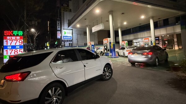 지난 26일 광주광역시 남구 월산동의 한 주유소에 2차 석유 최고가격이 발표되기 전 주유를 하러온 차들이 줄을 서서 기다리고 있다. 김석희 수습기자