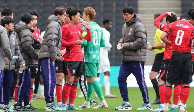 홍명보 한국 축구대표팀 감독이 28일(현지 시간) 영국 밀턴킨스 스타디움 MK에서 열린 코트디부아르와 평가전 도중 잠시 휴식이 주어진 틈에 손흥민에게 작전 지시를 하고 있다. 연합뉴스