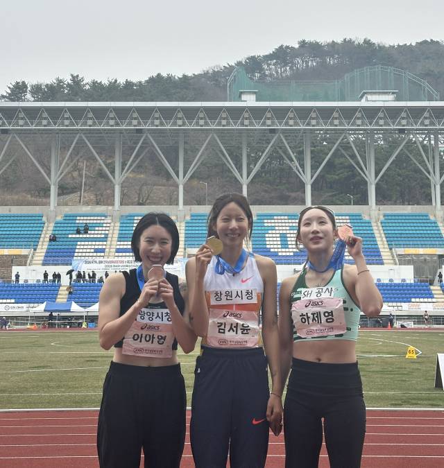 창원시청 육상팀 김서윤(가운데)이 지난 25일 열린 ‘김해 KTFL 전국실업육상경기대회’ 여자일반부 400m에서 1위를 차지한 뒤 기념 촬영을 하고 있다./창원시청 육상팀/