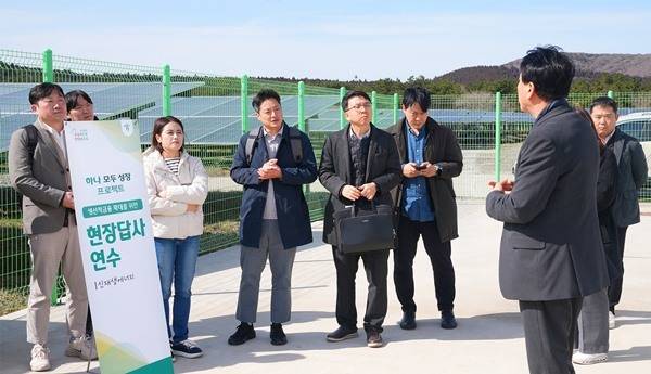 시중은행들이 각자만의 방식으로 생산적금융을 강화하고 있다. 국가 첨단전략산업의 이해도 제고를 위해 대출 심사 인력들을 은행이 아닌 산업현장으로 파견하는가 하면, 비수도권의 지역특화 생산적금융을 활성화하기 위해 자체 클러스터를 구축하는 곳도 나오고 있다. 그런가하면 핵심성과지표(KPI)를 대대적으로 개편해 위험성이 따르는 첨단산업 및 벤처투자 등으로 모험자본을 공급하는 모습이다. 하나은행 심사역과 기업금융전문역(RM) 직원들이 지난 20일 제주도 서귀포시 소재 가시리태양광발전소에서 사업구조에 대한 설명을 듣고 있다./사진=하나은행 제공