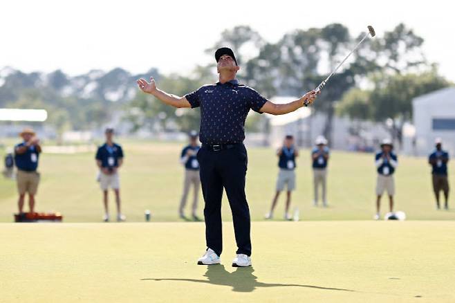 게리 우들런드가 18번홀에서 우승을 확정한 뒤 기뻐하고 있다. (사진=AFPBBNews)