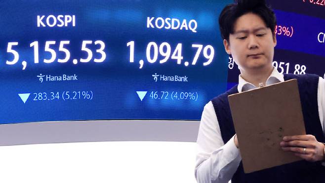 30일 서울 중구 하나은행 딜링룸 전광판에 증시 시황이 표시되고 있다. (사진=뉴스1)