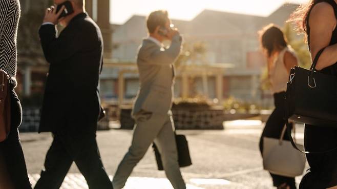 회사에 도착하기 전 업무 생각을 하면 '인지 부하'를 겪어 쉽게 지친다|출처: 클립아트코리아