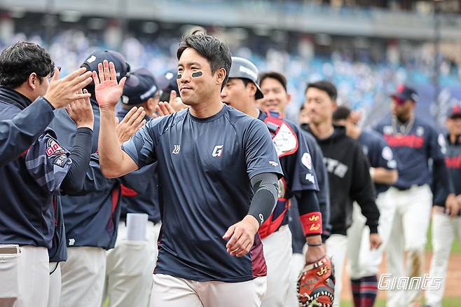 29일 경기 직후 승리의 하이파이브 중인 롯데 선수단