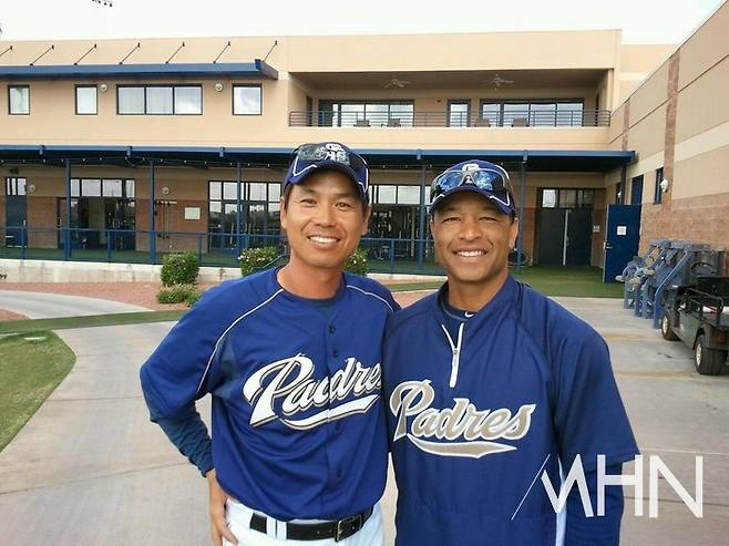 (지난 2011년 샌디에이고에서 지도자 생활을 시작한 로버츠 감독(오른쪽)과 전준호 현 KBS 해설위원)