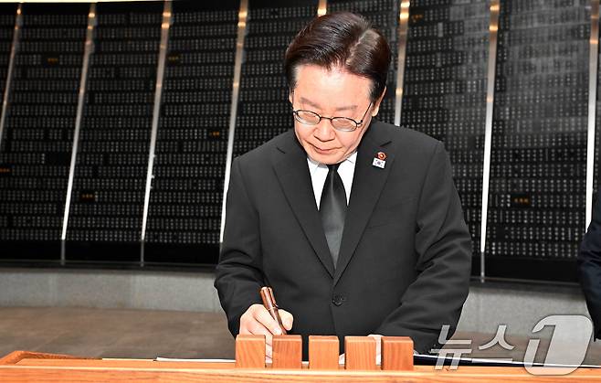 이재명 대통령이 29일 제주4.3평화공원을 방문해 위패봉안실에서 방명록을 작성하고 있다. 2026.3.29 ⓒ 뉴스1 이재명 기자