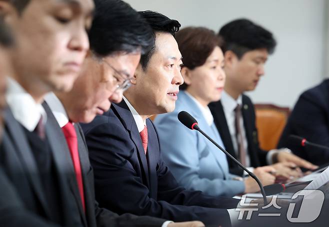 장동혁 국민의힘 대표가 30일 서울 여의도 국회에서 열린 최고위원회의에 참석해 모두 발언을 하고 있다. 2026.3.30 ⓒ 뉴스1 박지혜 기자