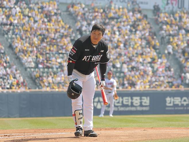 정규시즌 개막일인 28일 잠실구장에서 열린 KT와 LG의 경기. 1회초 KT 2번 타자로 출전한 김현수가 전 소속팀인 LG 응원석을 향해 인사를 하고 있다. 사진 | 잠실=연합뉴스