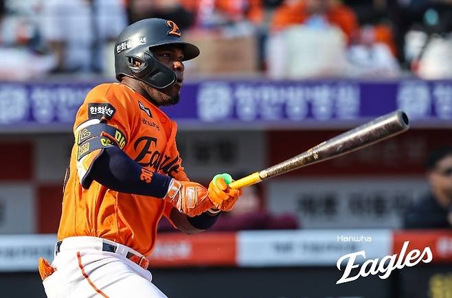 페라자가 타구를 바라보고 있다. 사진 | 한화 이글스