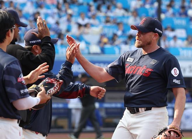 롯데 비슬리가 29일 대구삼성라이온즈파크에서 열린 2026 KBO리그 정규시즌 삼성전에 선발 등판해 5회까지 비자책 1실점으로 막은 후 마운드에서 내려와 동료들과 하이파이브 하고 있다. 사진 | 대구=연합뉴스