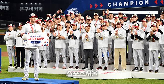 LG 톨허스트가 31일 대전 한화생명볼파크에서 열린 2025 KBO 한국시리즈 우승 시상식에서 5차전 데일리 MVP를 수상한 후 포즈를 취하고 있다. 대전 | 최승섭기자 thunder@sportsseoul.com