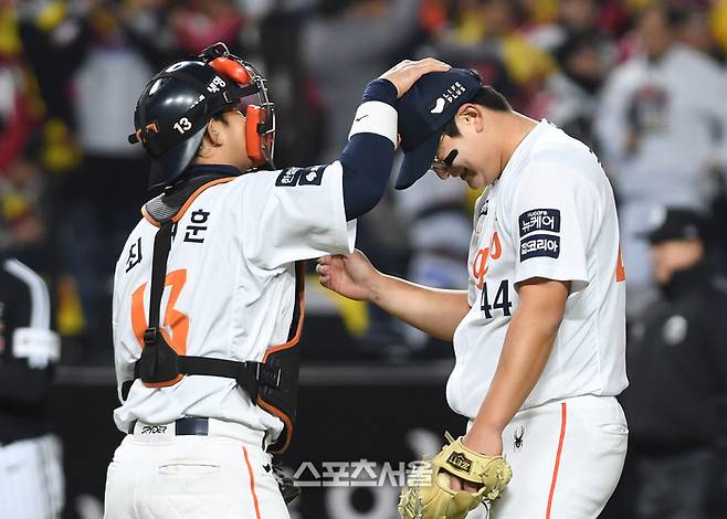한화 포수 최재훈(왼쪽)이 29일 대전 한화생명볼파크에서 열린 2025 KBO리그 LG와 한국시리즈 3차전에서 승리를 지켜낸 투수 김서현의 머리를 쓰다듬고 있다. 대전 | 박진업 기자 upandup@sportsseoul.com