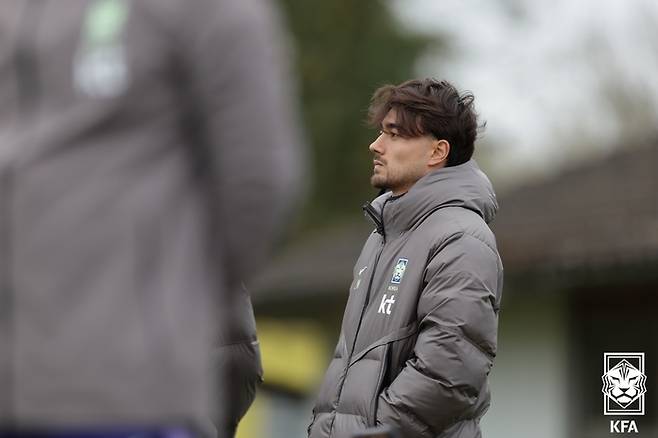 카스트로프가 25일 새벽(한국시간) 영국 밀턴 케인즈에 있는 에메르송 밸리 풋볼클럽에서 진행된 3월 유럽 원정 A매치 2연전(코트디부아르·오스트리아전) 대비 축구대표팀 첫 소집 훈련에 불참, 운동장을 바라보고 있다. 사진 | 대한축구협회